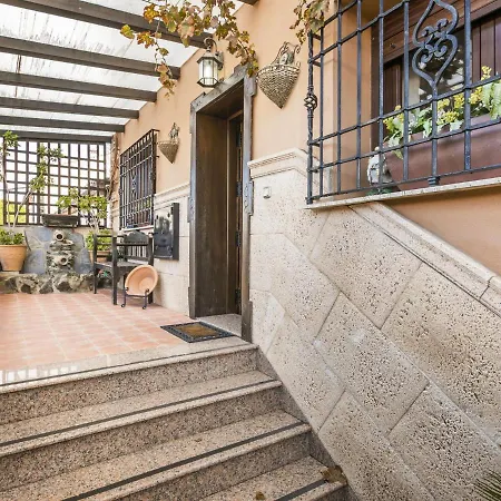 Holiday home Vintage In With Jacuzzi Ronda